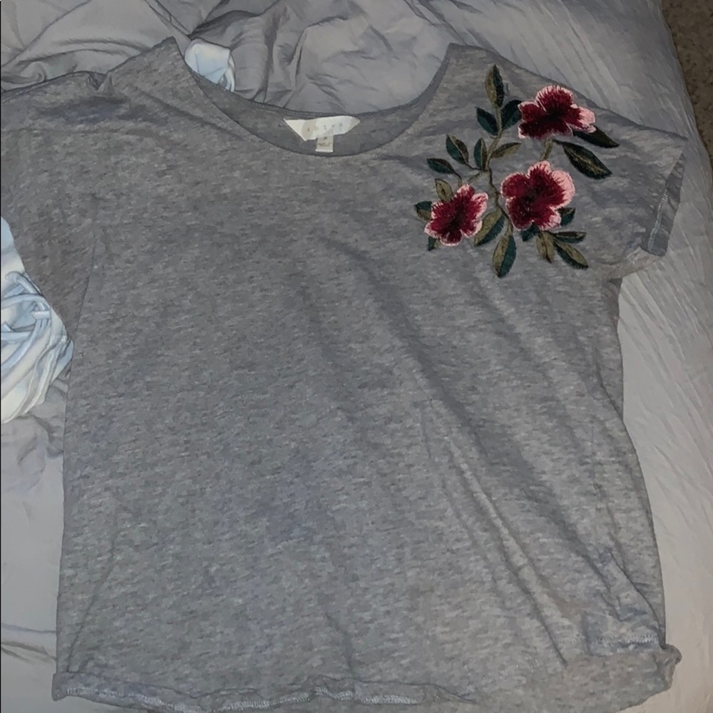 Tee shirt with embroidered flowers